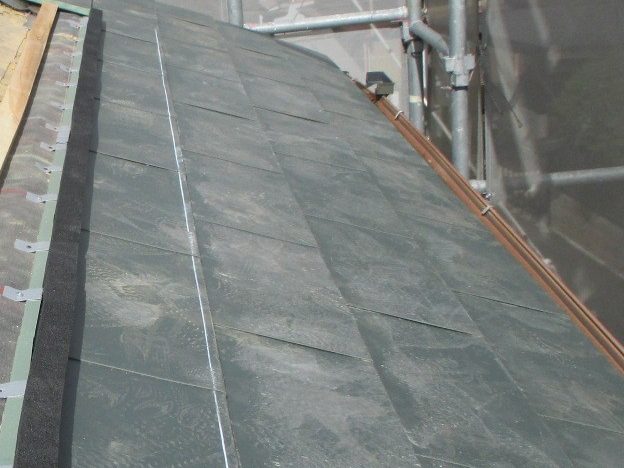 稲美町の屋根工事で一文字はやぶきを施工